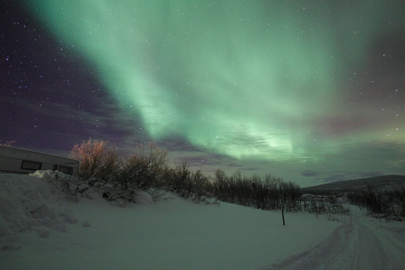Nordlys over vidda ved fjellstua